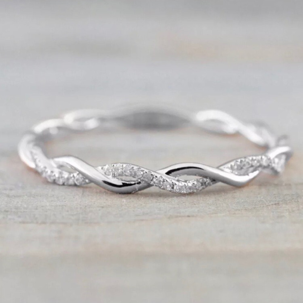 Gorgeous Twist Classical CZ Austrian Crystals Ring - Picture 1 of 3
